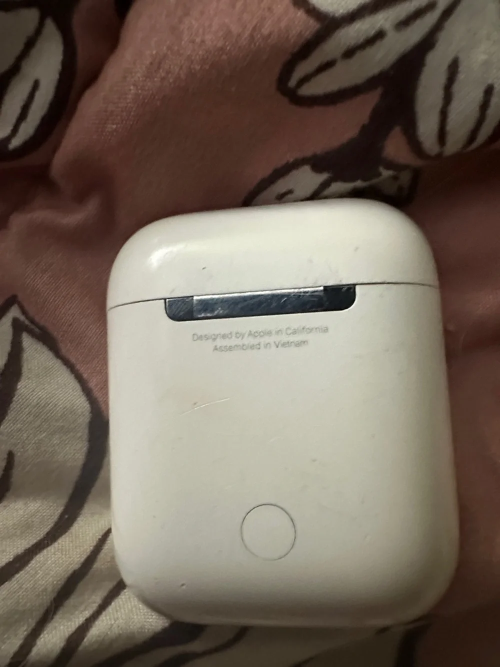 Apple White Wireless Earbuds and Charging Case - Glossy White